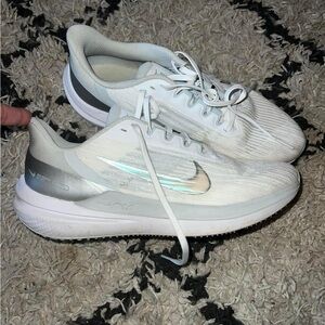 Women’s Nike Winflo Running Shoes size 9.5